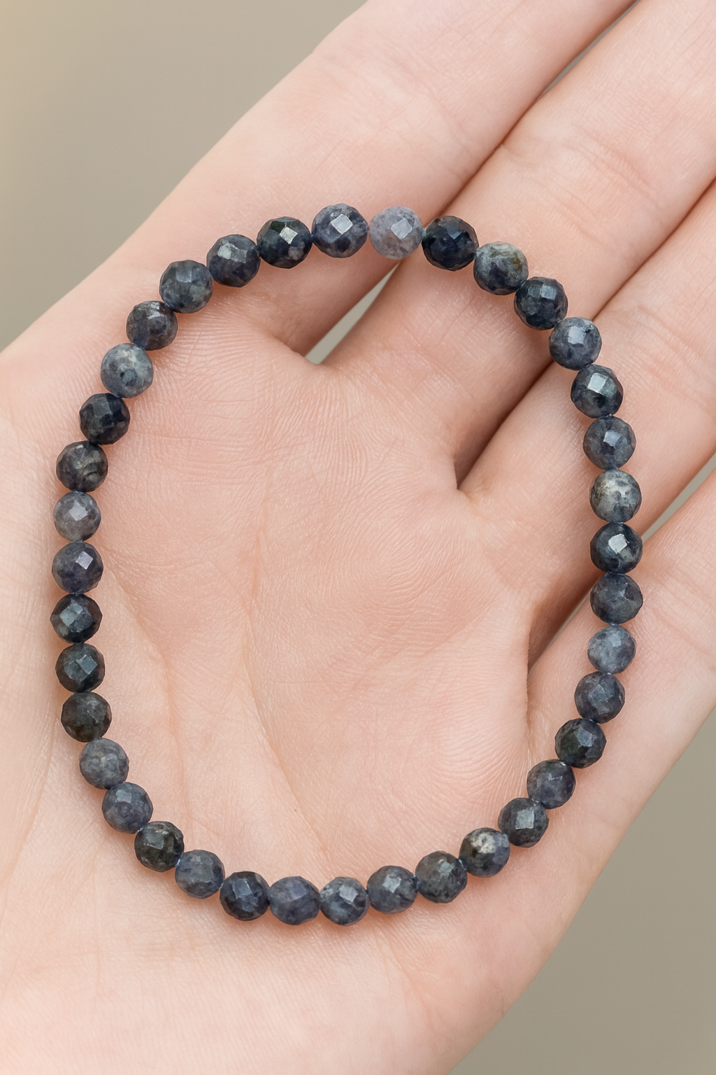 Brazalete de piedras facetadas en mano (1) Pulsera Facetada de Iolita – Claridad y Visión Interior - Imagen 1