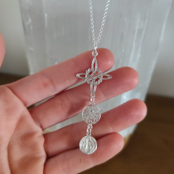 Amuleto Triple Protección en Plata 925 – Nudo de Bruja, Tetragramatón y San Benito