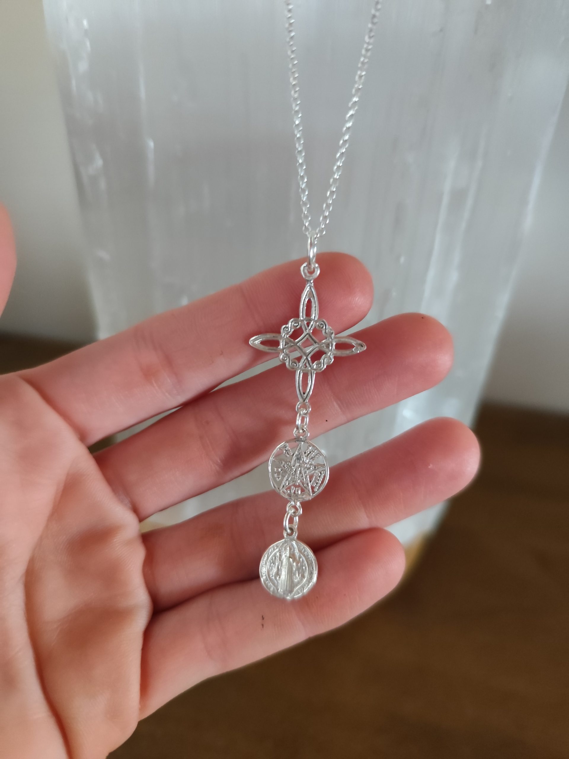 IMG_20251003_164723 Amuleto Triple Protección en Plata 925 – Nudo de Bruja, Tetragramatón y San Benito - Imagen 1