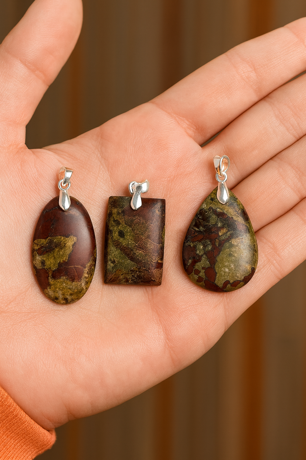 Mano con colgantes de jaspe COLGANTE JASPE SANGRE DE DRAGÓN - Imagen 1