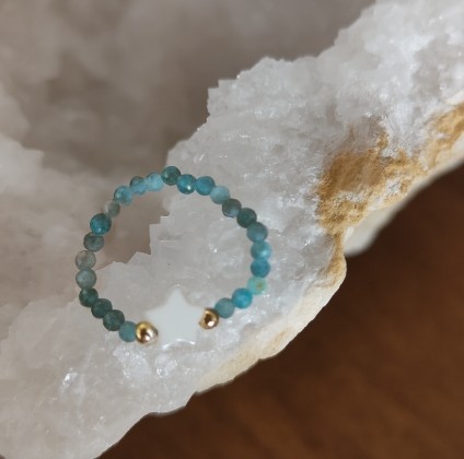 Anillo Elástico de Apatito Facetado con Nácar Estrella y Bolitas en Baño de Oro 18K