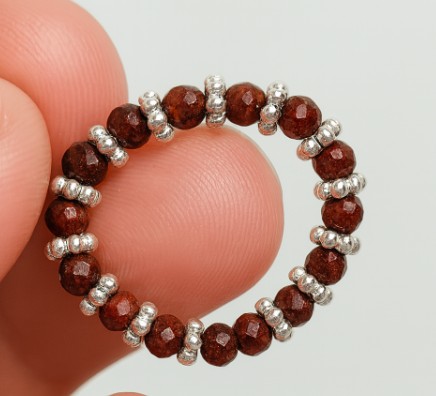 Anillo Elástico de Granate Facetado con Abalorios en Baño de Plata