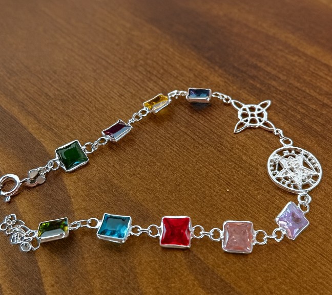 Screenshot_5 Pulsera Plata Doble Protección Circonitas Colores – Nudo de Bruja y Tetragramatón - Imagen 1