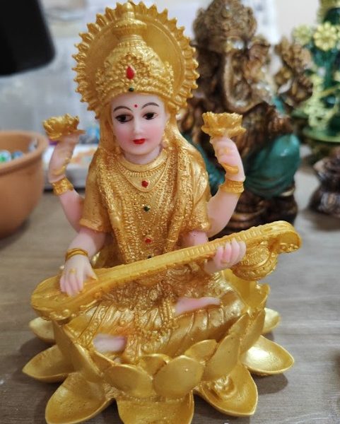 Estatua de Saraswati – Diosa de la Sabiduría y el Conocimiento 15CM
