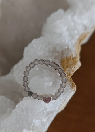 Anillo Elástico de Cuarzo Ahumado con Corazón baño de plata