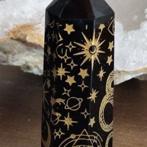 Punta de Obsidiana Negra con Grabados Dorados – Mineral Natural de 9 cm