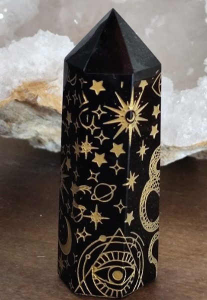 Punta de Obsidiana Negra con Grabados Dorados – Mineral Natural de 9 cm