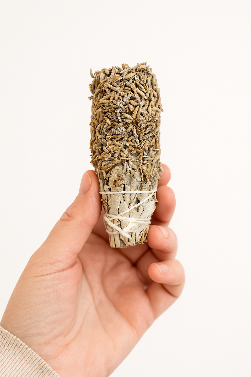 Mano sosteniendo un ramo de hierbas (1) Sahumerio de Salvia Blanca y Lavanda – Purificación y Calma Interior - Imagen 1