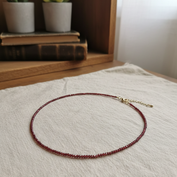 Gargantilla de Granate Facetado – Elegancia Atemporal y Fuerza Vital