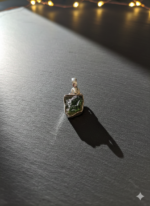 Colgante de Moldavita Auténtica – Energía Cósmica en Plata de Ley 2.50 GR APROX - Imagen 3