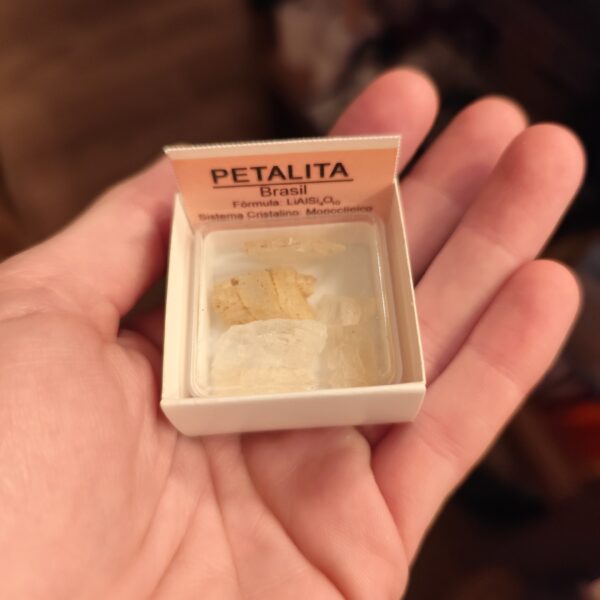 Petalita: La Piedra de los Ángeles y el Equilibrio Superior