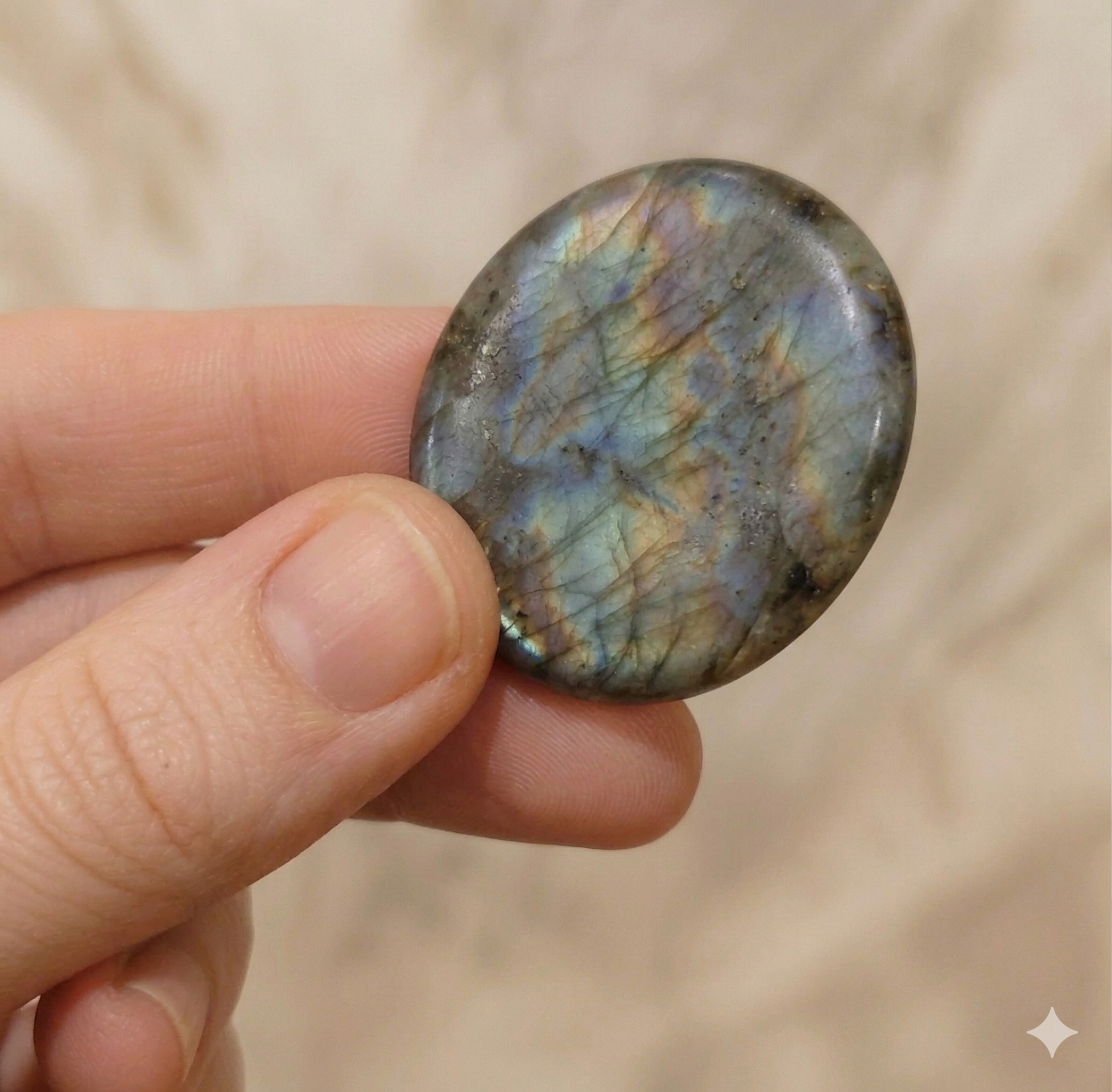 Gemini_Generated_Image_rira4grira4grira Canto Plano de Labradorita – El Cristal de la Transformación - Imagen 1